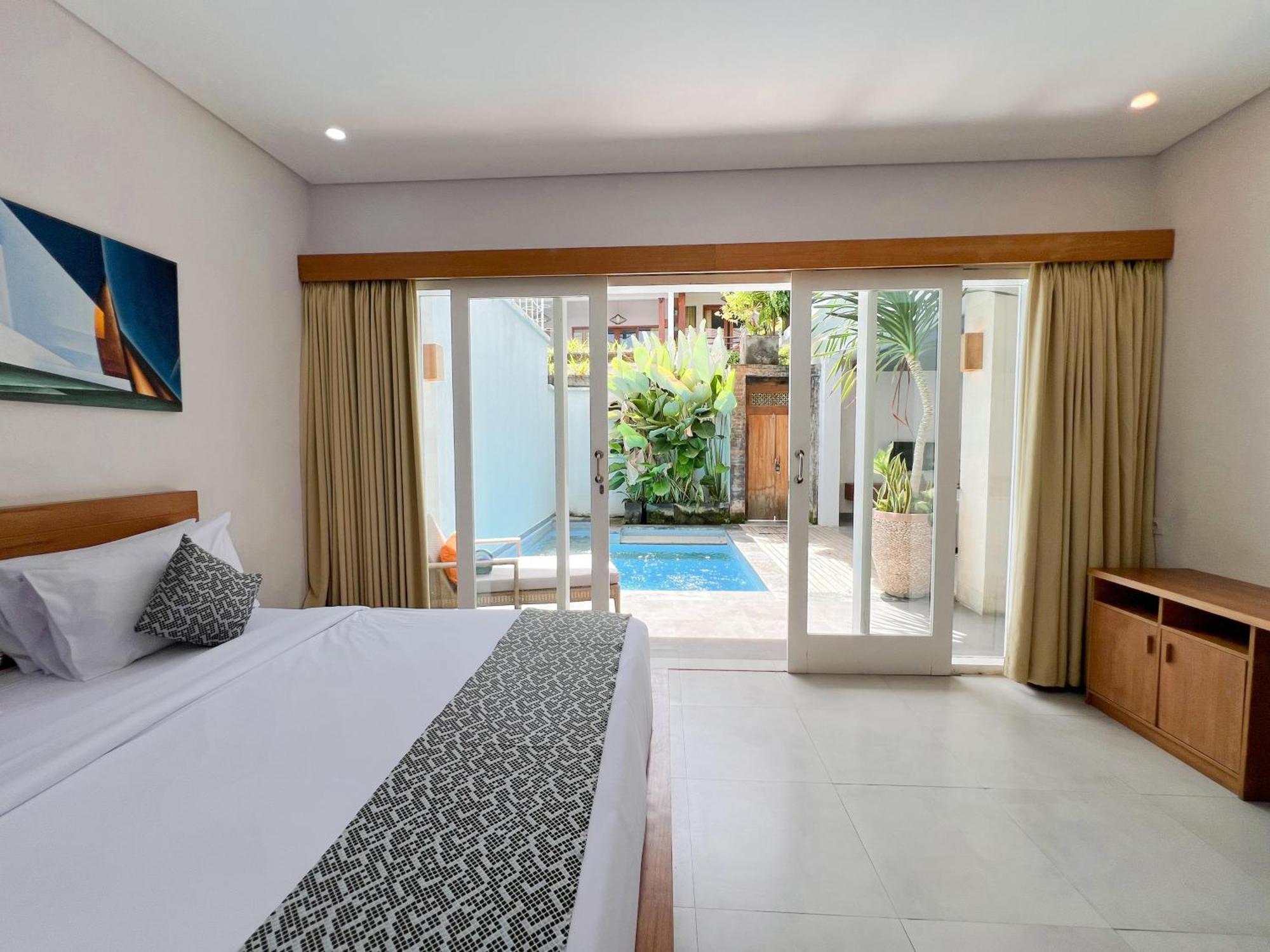 Apple & Seminyak (Bali)