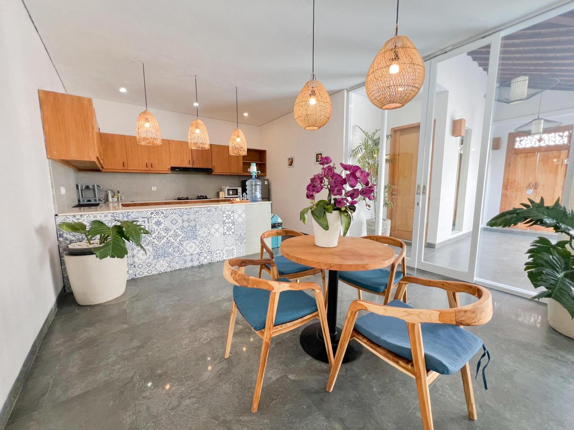 Apple & 4* Seminyak (Bali)